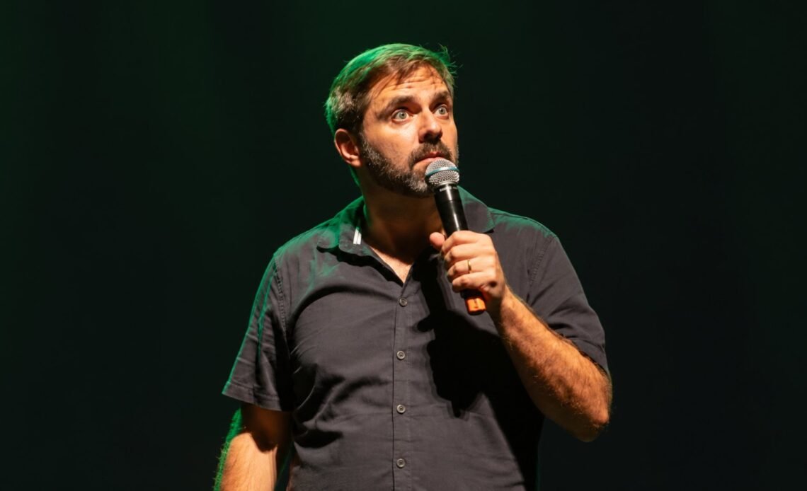 Fábio Rabin performing stand-up comedy